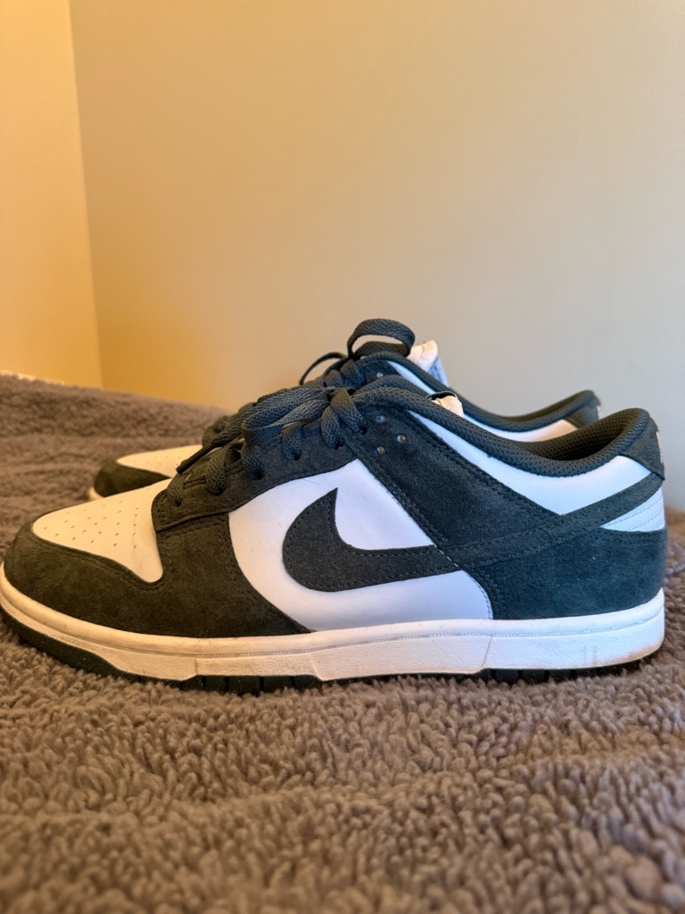 Nike Low-Top Sneakers in White and Teal - Picture 4 of 4